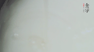 將浸泡了30分鐘的米放入電飯煲中，在水中加入半勺油。