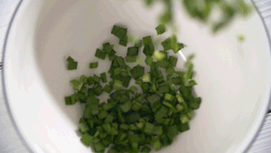 韭菜洗凈，切粒。