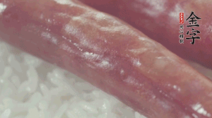 關(guān)上蓋子，煮到米飯露出時(shí)。