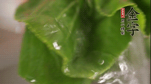 小青菜從根部掰開，分別洗凈。