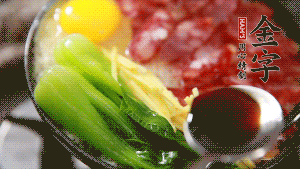 小火繼續(xù)燜，聞到米飯焦香關(guān)火繼續(xù)燜2分鐘。（微微的火力讓米飯和香腸融為一體，滋味互相滲透，又不至于讓米飯成熟太快而導(dǎo)致煳底。）