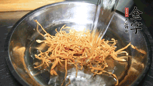 蟲草花用涼水浸泡10分鐘，干香菇溫水泡發(fā)至軟去蒂備用。蓮子、紅棗也可一同清洗干凈。