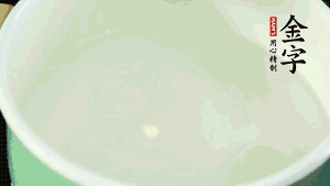 鍋中盛涼水，放入汆燙好的鴿子、火腿片、生姜片。