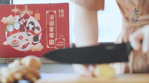 將處理好的老鴨放入冷水鍋中，丟入姜片，冷水煮沸去腥。