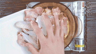 加料酒、蔥姜焯水2分鐘，清洗備用。