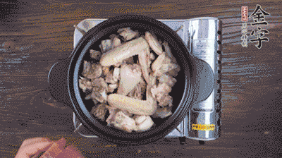 將雞肉塊、火腿、料酒、姜一同放入在燉鍋中，加冷水大火煮開后，小火燉煮40分鐘。