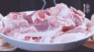 新鮮羊肉冷水入鍋，加姜片、清水焯水，除去血沫。