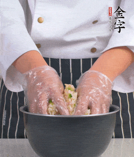 米飯中放西蘭花碎、咸肉丁，加少許黑胡椒、十來滴橄欖油拌勻。