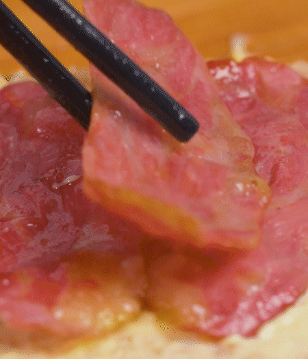 放上火腿、芝士片、生菜，再放一片土司。