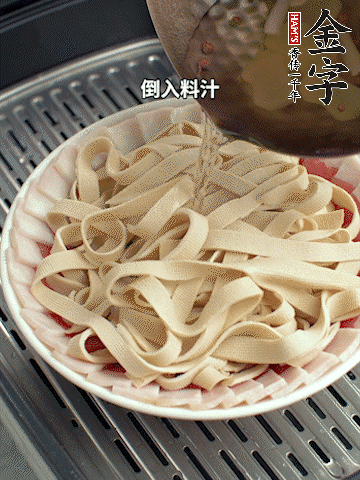 將料汁倒入食材中，改上保鮮膜蒸半小時(shí)。