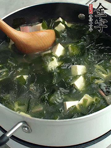 煮到沸騰后，再放入豆腐蓋蓋子煮3分鐘。