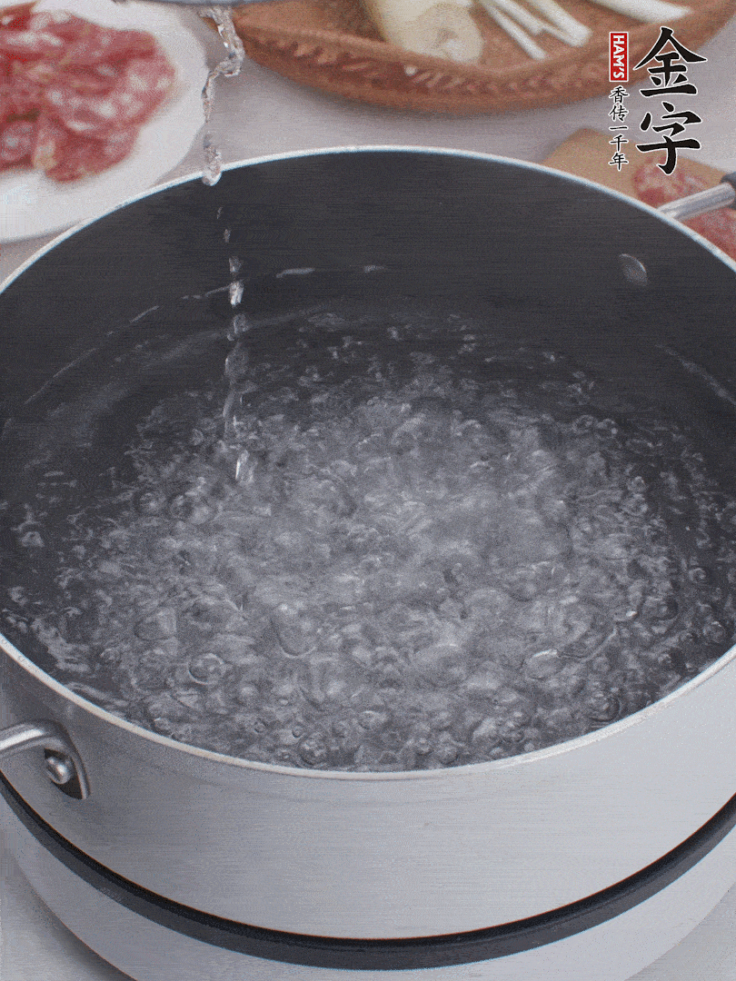 春筍去殼切片，焯水3分鐘。