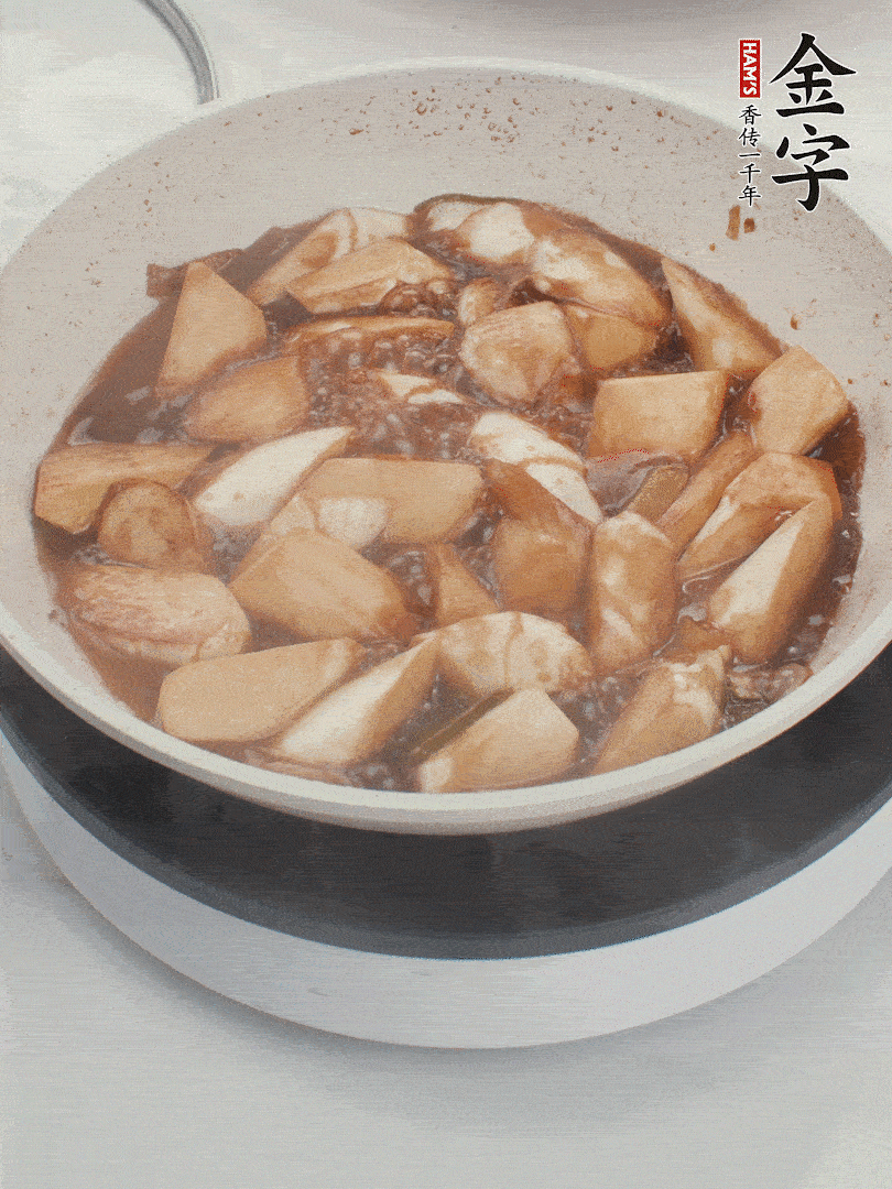 待茭白煸到微微發(fā)黃加入調(diào)好的味汁翻炒。加一小碗清水蓋蓋子燜3-4分鐘。