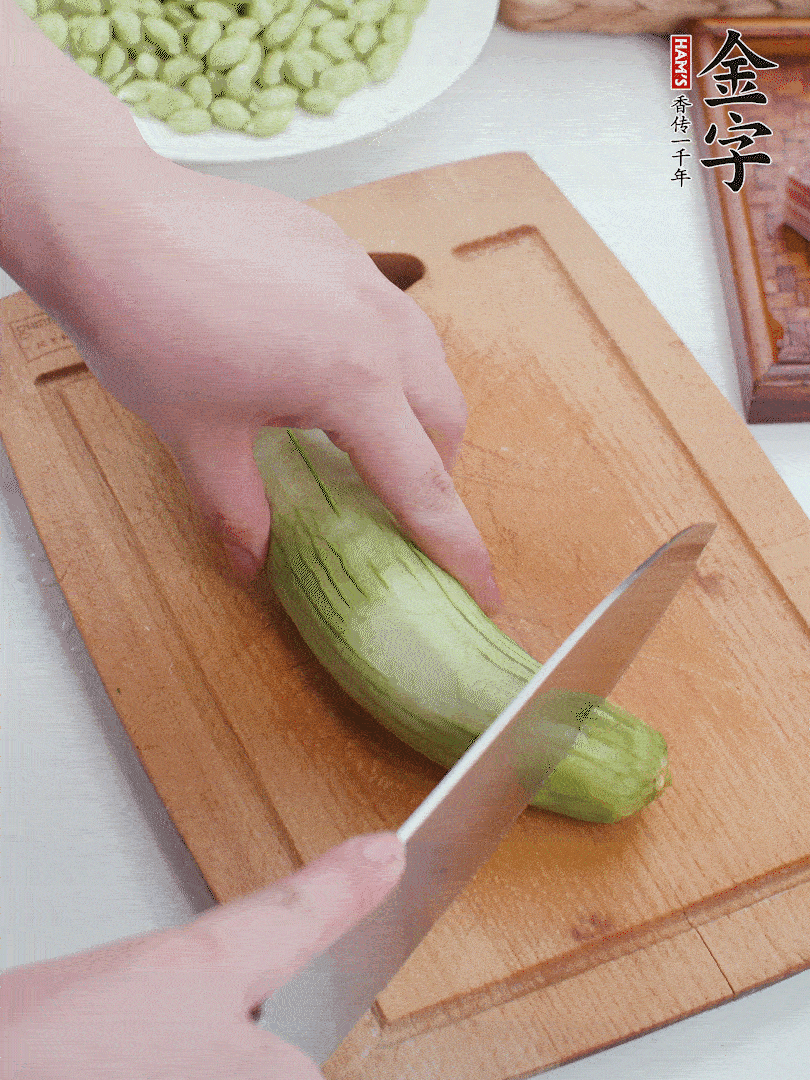 絲瓜去掉外皮，去掉兩端，切成滾刀塊。