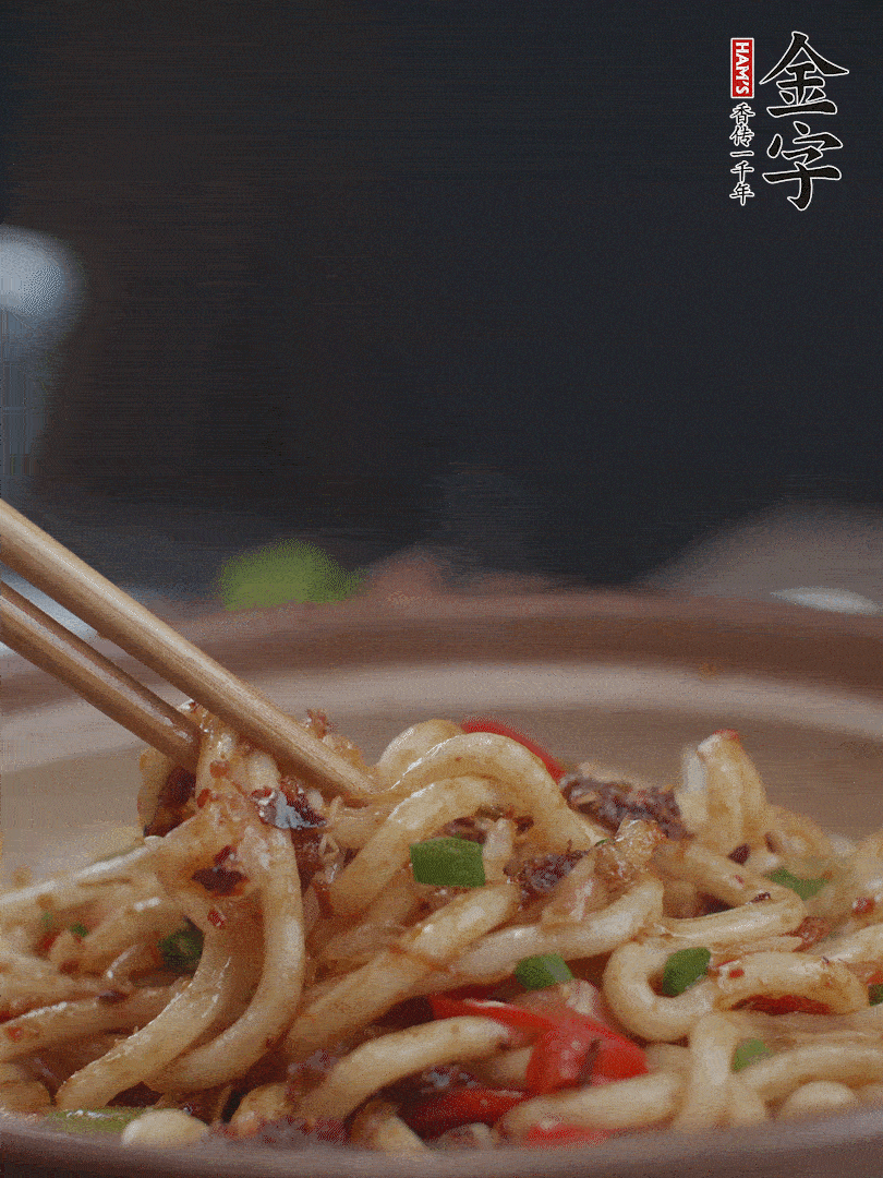 一小撮鹽調(diào)味。最后可以點綴香蔥段。