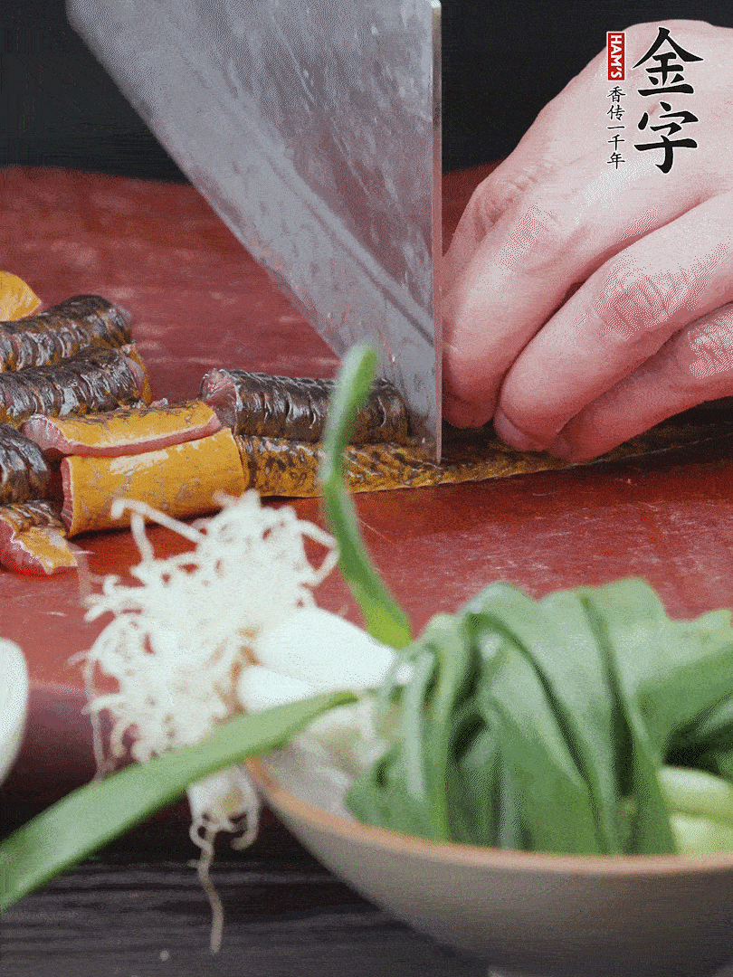 黃鱔去內(nèi)臟洗凈，切花刀斬段。沸水下鍋，加黃酒焯水去血沫。