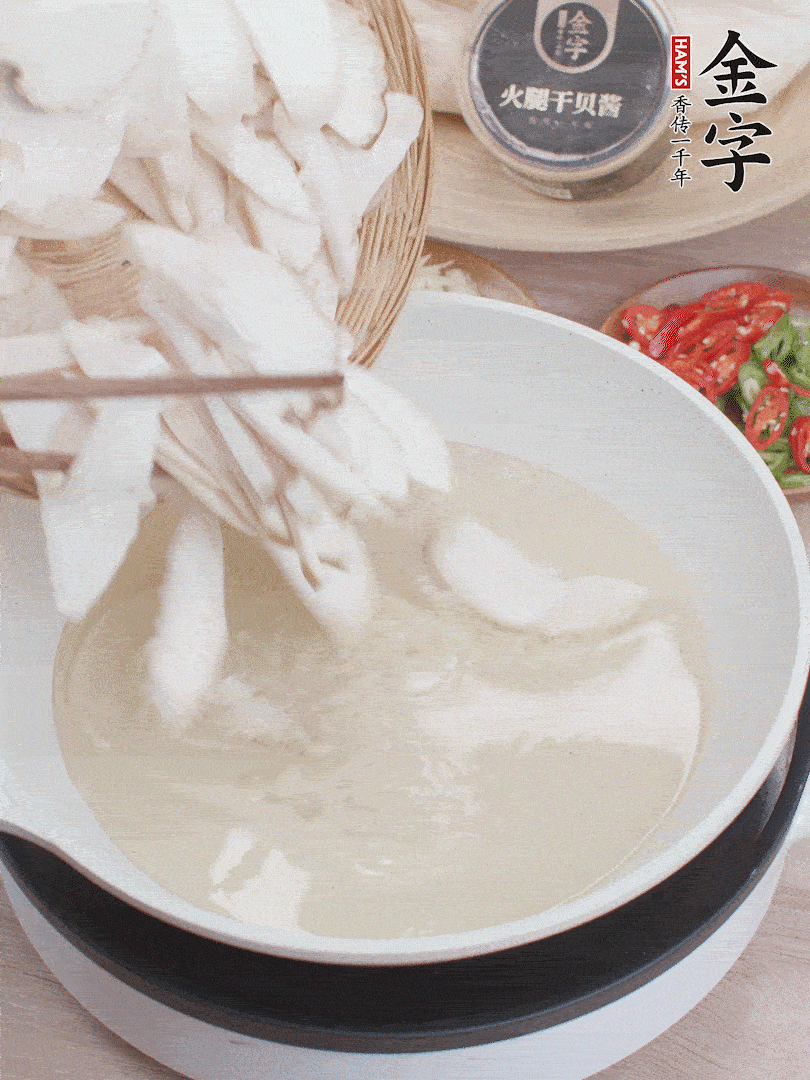 杏鮑菇切成片，油溫7層熱炸2分鐘。