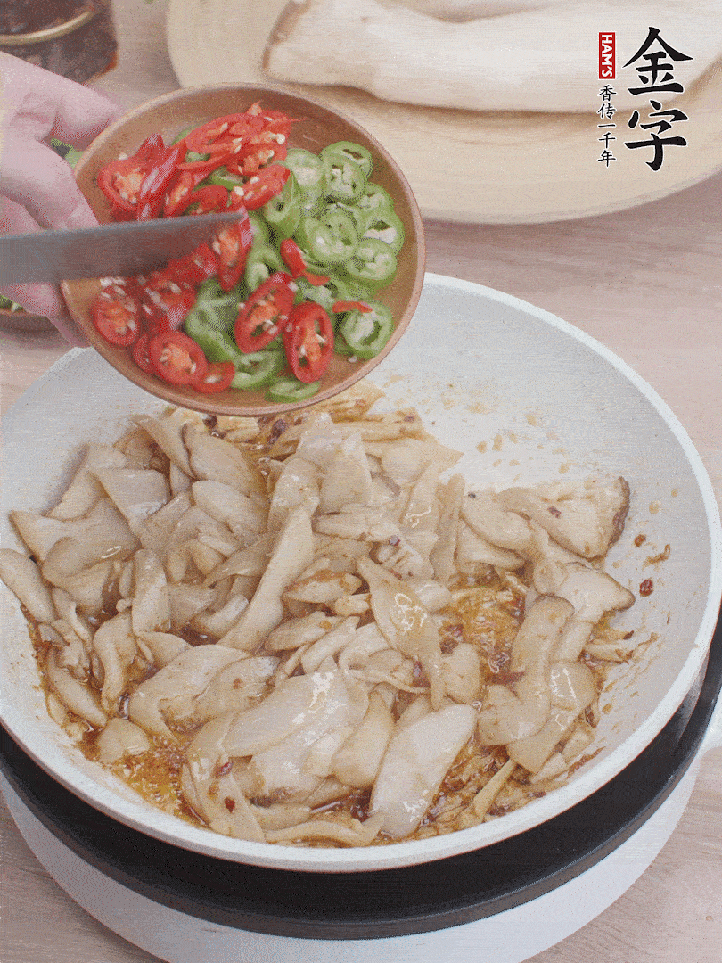 下杏鮑菇、青紅辣椒炒出香味。