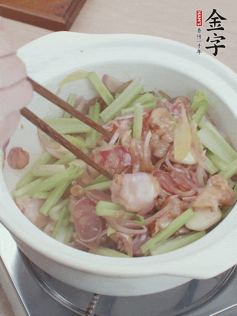 下牛蛙、芹菜、香腸翻炒。