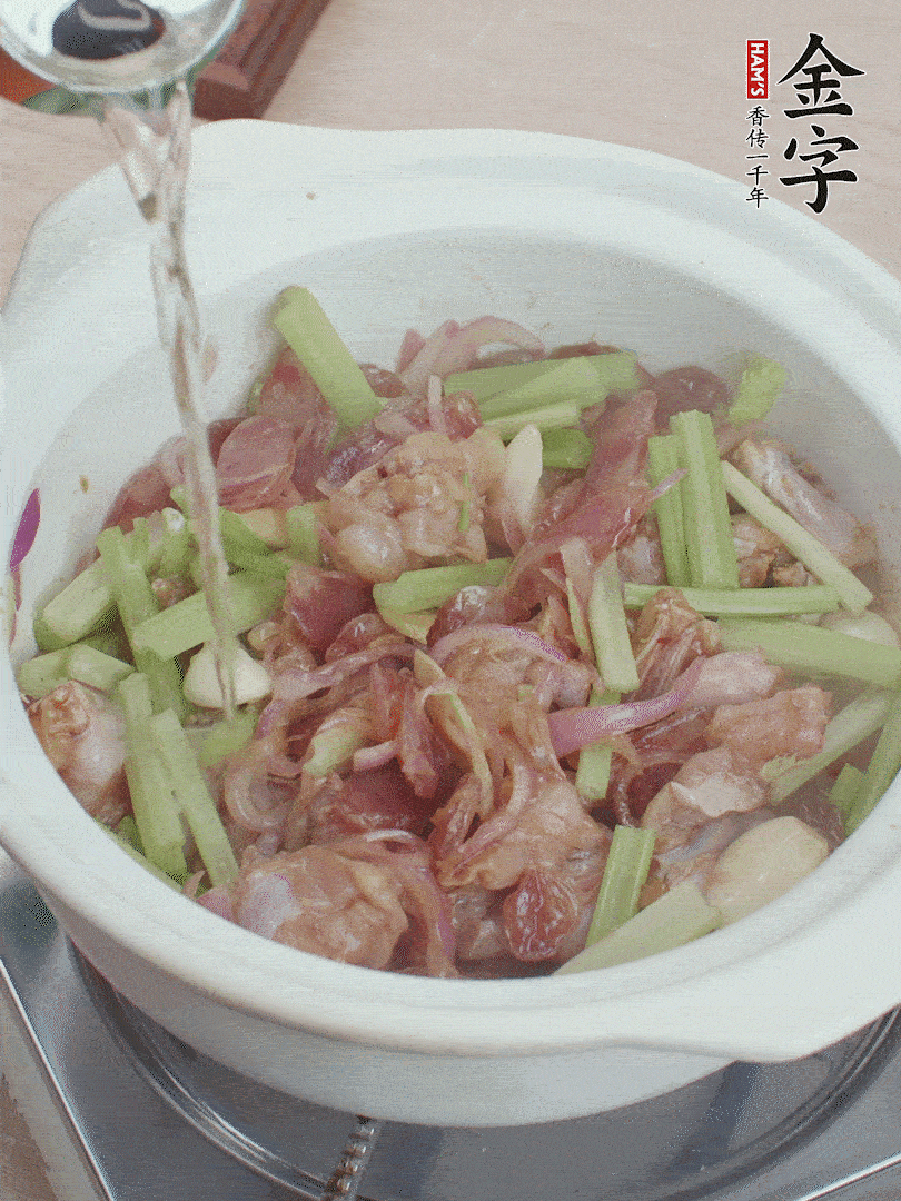 牛蛙變色后，淋點(diǎn)啤酒，加蓋后調(diào)小火燜10分鐘。