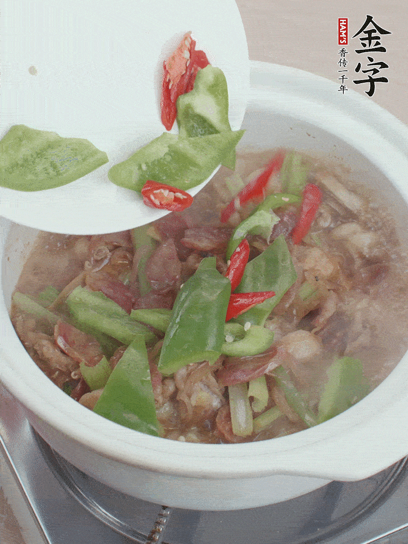 下綠菜椒，翻炒1分鐘。