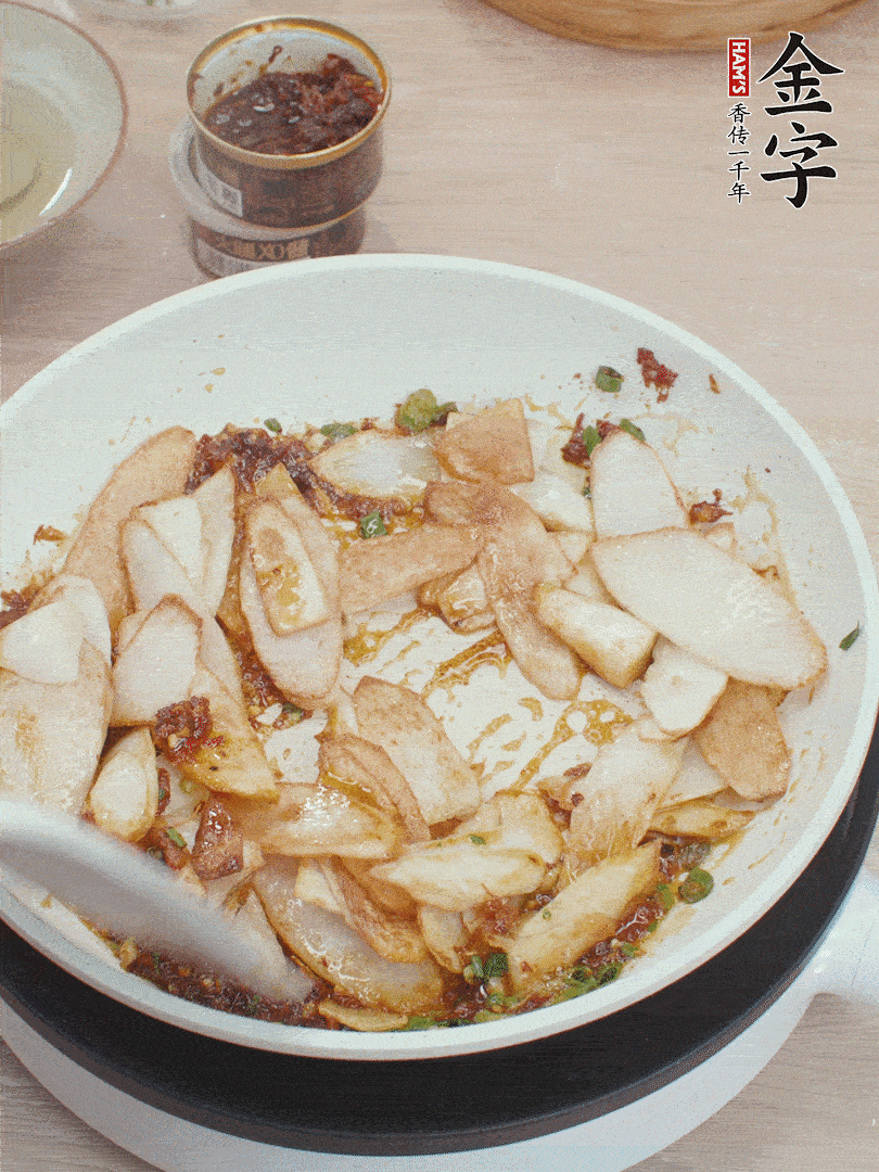 下山藥炒勻，撒蔥花。