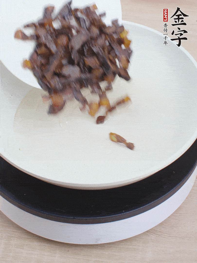 油熱倒醬油肉，編出香味。