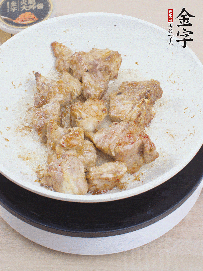 油4成熱，下小排煎炒至邊緣微微發(fā)焦。