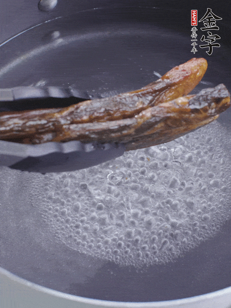金字醬油肉水煮15分鐘，切薄片。