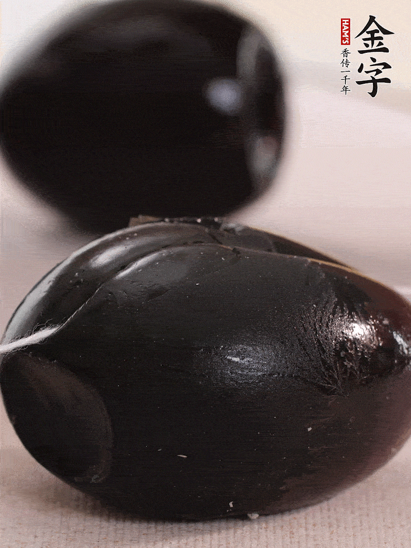 娃娃菜金針菇去跟洗凈，皮蛋改刀。