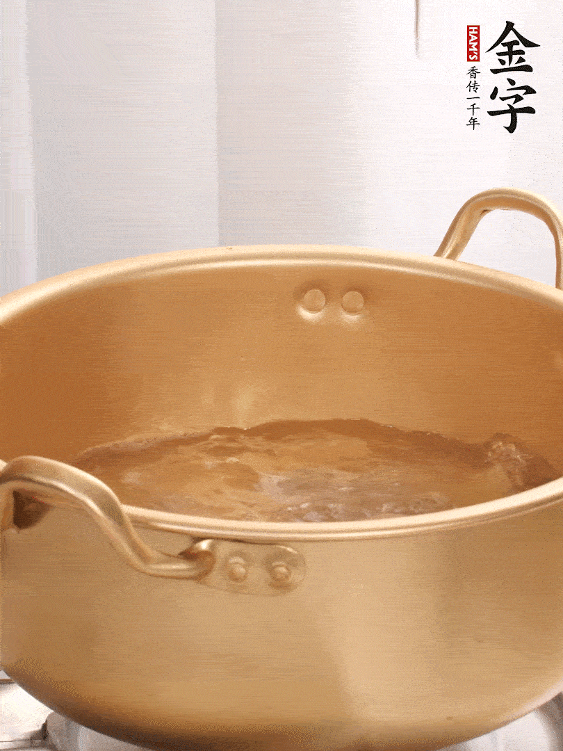 排骨加姜片、料酒，冷水下鍋焯水，撇去浮沫。