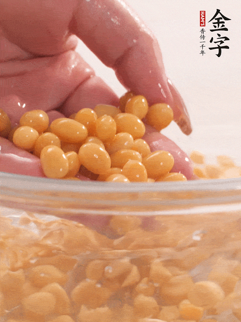 黃豆浸泡2小時，充分泡發(fā)，挑出干癟的不要。