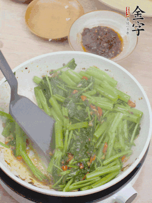 下空心菜炒軟。