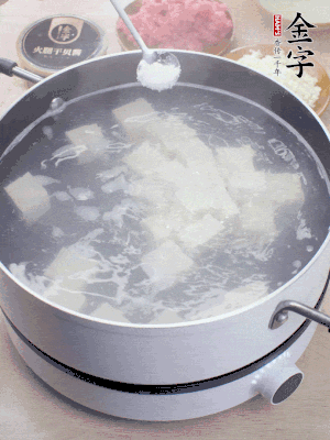 豆腐切成大小均勻正方體，鍋內(nèi)放水，加一點(diǎn)鹽焯水10秒。