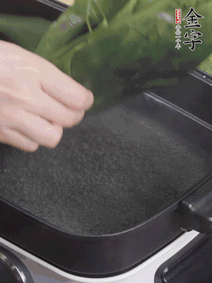 粽葉入沸水煮1分鐘，翻面再煮1分鐘，清洗干凈加水浸泡。
