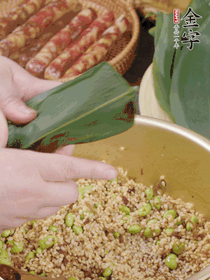 粽葉往下折，完全蓋住，兩側(cè)捏緊。