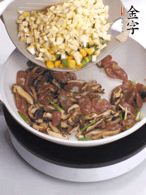鍋里熱油，爆香蔥白，下香腸片炒至微微出油，加時(shí)蔬粒、香菇粒、春筍粒翻炒均勻。