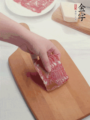 金字培根火腿改刀切小片；白洋蔥切??；新鮮豌豆剝殼。