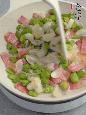 放蠶豆豆瓣、百合炒勻。