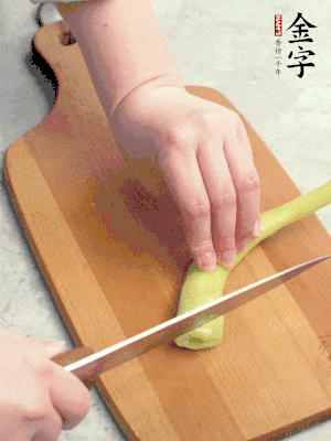 蔥切段，姜切絲，辣椒斜切成塊。