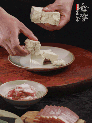 一塊老豆腐掰成大塊。