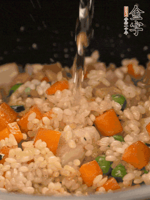 把食材轉(zhuǎn)移到電飯鍋中，倒入點清水，正常煮飯。