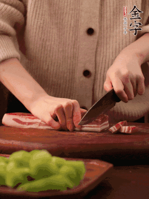 金字淡咸肉切片，冷水入鍋，加姜片、料酒略焯水。同步，五花肉切塊焯水。