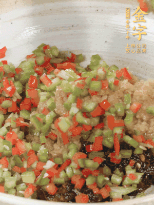 XO醬、蒜蓉醬、青紅椒粒攪拌成醬料。