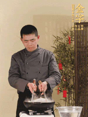 整只土雞冷水下鍋，加蔥姜、料酒焯水，撈出后用溫水清洗干凈。