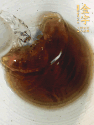 黃酒中加清水、蒸魚豉油、白砂糖混合均勻。