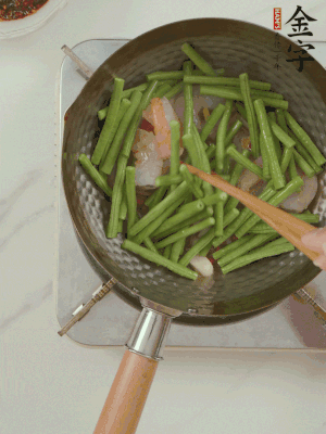 下掰好的缸豆段翻炒，略燜煮。