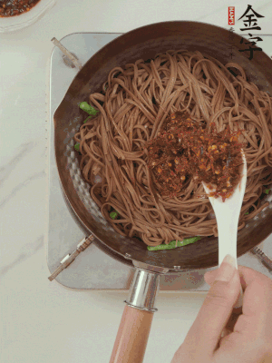 下蕎麥面，淋上少許醬油，加2勺金字火腿大師醬略翻炒即可。