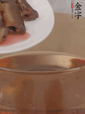 處理干凈的黃鱔段，加姜片、料酒沸水下鍋焯水。撈出用涼水沖洗干凈。