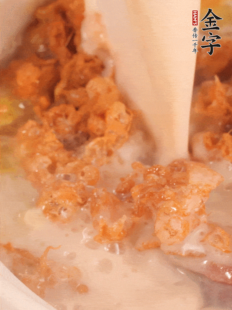 加入蛋酥再煨煮2分鐘，加入豆?jié){。